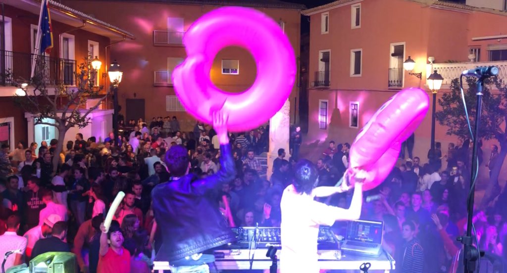 CÓMEME EL DONUT🍩‼️
<a href="/SamBenavent/">Samuel Benavent</a> #carlestarrazo #montitxelvo #comemeeldonut