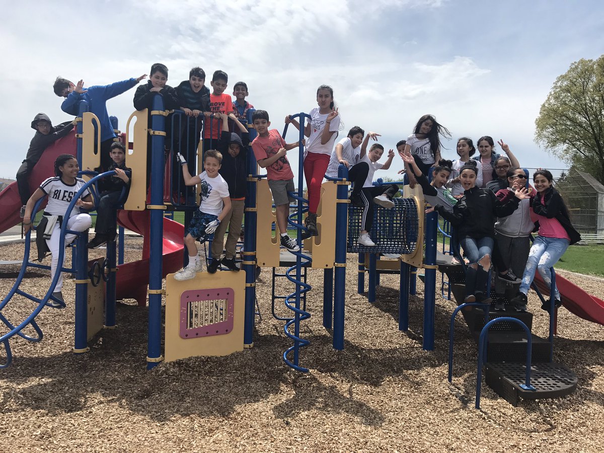 _MissRoot's tweet photo. Every year since I began teaching, I  take a photo of my class on the playground! Today seemed like the perfect day to continue this tradition!   #24students #9yearsofteaching #20172018schoolyear #ApolloPride63 https://t.co/VXsEeBBN7V
