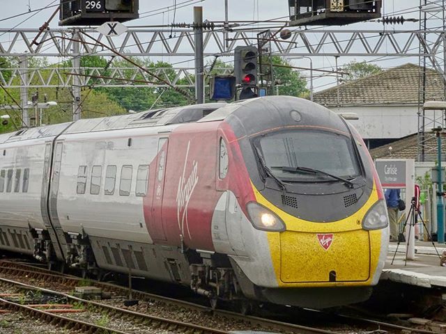 #VirginTrains 390042 #CityOfBangor #DinasBangor entering #Carlisle #RailwayStation #Train #UKRailways #UKRailScene #Class390 #Pendolino