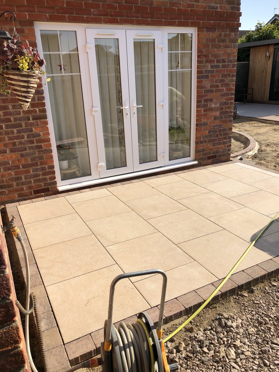 limebokbrett's tweet photo. Our Chesham project is coming on well with some eye catching curves! @MarshallsReg #gardendesign #bestbyfar https://t.co/i5GIygsmeD