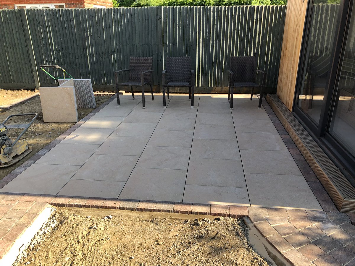 limebokbrett's tweet photo. Our Chesham project is coming on well with some eye catching curves! @MarshallsReg #gardendesign #bestbyfar https://t.co/i5GIygsmeD