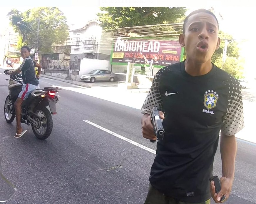 aguedescartoon's tweet photo. A imprensa ou PSOL já questionaram a ação desse verme, desse filho da puta da foto, que atirou no motoqueiro pelas costas? https://t.co/SYZj6FvqH6