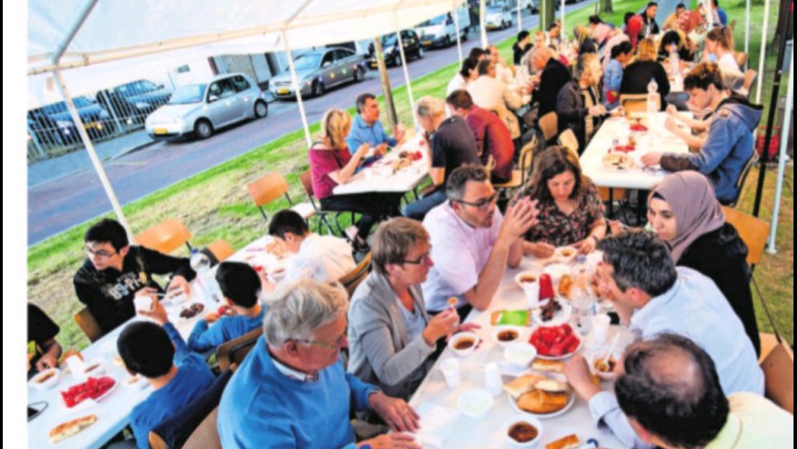 Ook dit jaar weer een #Ramadan tent op het spoor (Speelhuislaan #Breda) Zaterdag 19 mei va 21u . Kom gewoon gezellig aanschuiven en beleef het sfeer in de Ramadan tent. Je bent van harte welkom alleen of met je gezin alles is mogelijk! #kunstvanhetsamenleven #iftarverbindt #iftar