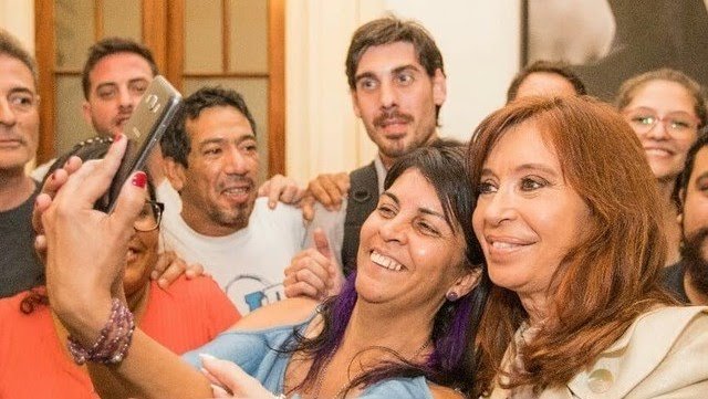 Eruditodigital's tweet photo. Silvia Vilta era funcionaria de Daniel Scioli y sale en un vídeo contra el "tarifazo" protestando y haciéndose pasar por una vecina mas . https://t.co/xGIbIjIUAw