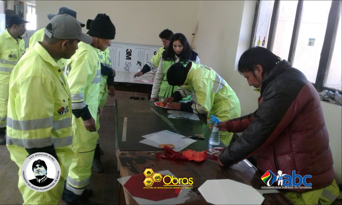 ABC responde a la necesidad de brindar seguridad vial a lo largo de la Red Vial Fundamental. La micro empresa Héroes de Cochabamba es capacitada por el Coordinador Nacional de Provial y la microempresa Vías Verdes de la ciudad de La Paz en la elaboración de señalización vertical