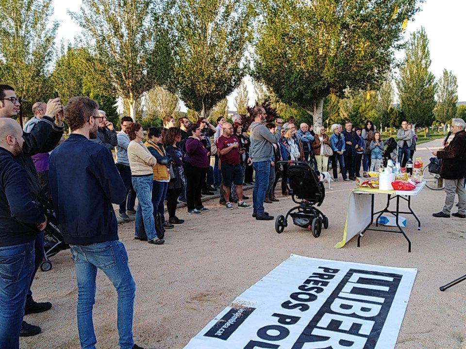 cdrsalt's tweet photo. Ara mateix estem inaugurant el Mural #RepúblicaiLlibertat del #ParcMonar de #Salt 
Gràcies per la vostra solidaritat!!!
#LlibertatPresesPolítiques 
#llibertatpresospolítics 
#RepúblicaCatalana https://t.co/crpGq00kO8