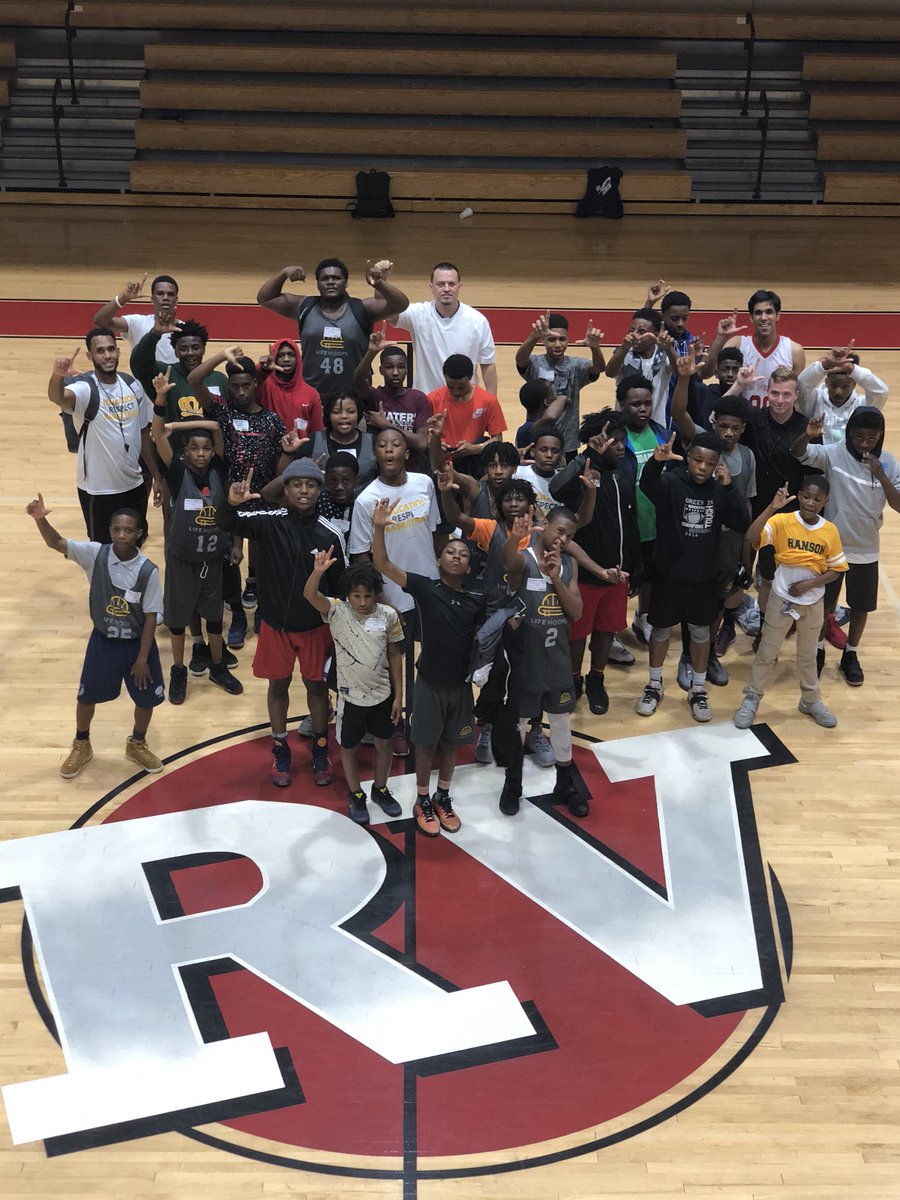e_jordanthomas's tweet photo. So grateful for @RansonIBMS partnership with @LifeHoopsCLT! LifeHoops is a Charlotte-based program that combines basketball, mentorship, and academics. Last week our LifeHoops boys took a visit to @RedVentures home office! 

💚💛💚💛💚

@projectLIFTclt @CharMeckSchools https://t.co/IkSHTneMbI