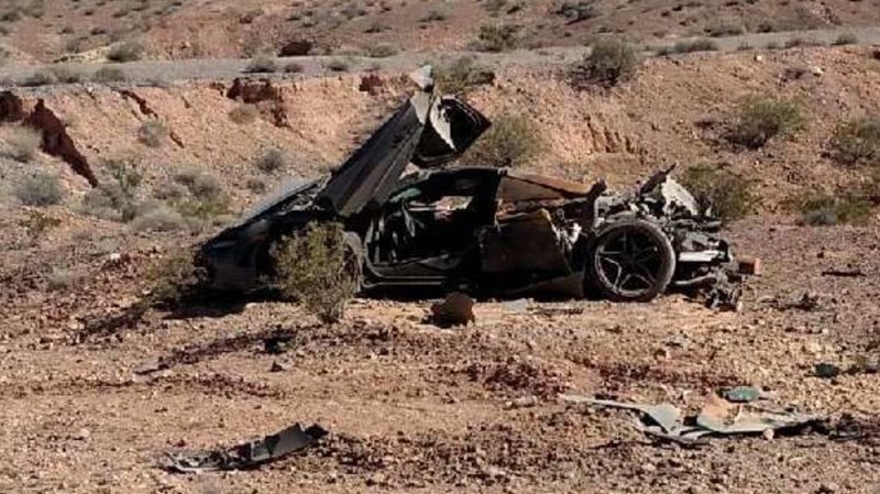 Jalopnik's tweet photo. Nevada cops find $300,000 McLaren 720S crashed in the desert with no owner in sight https://t.co/F7cSxNtXLk https://t.co/sq4RvmpEpF