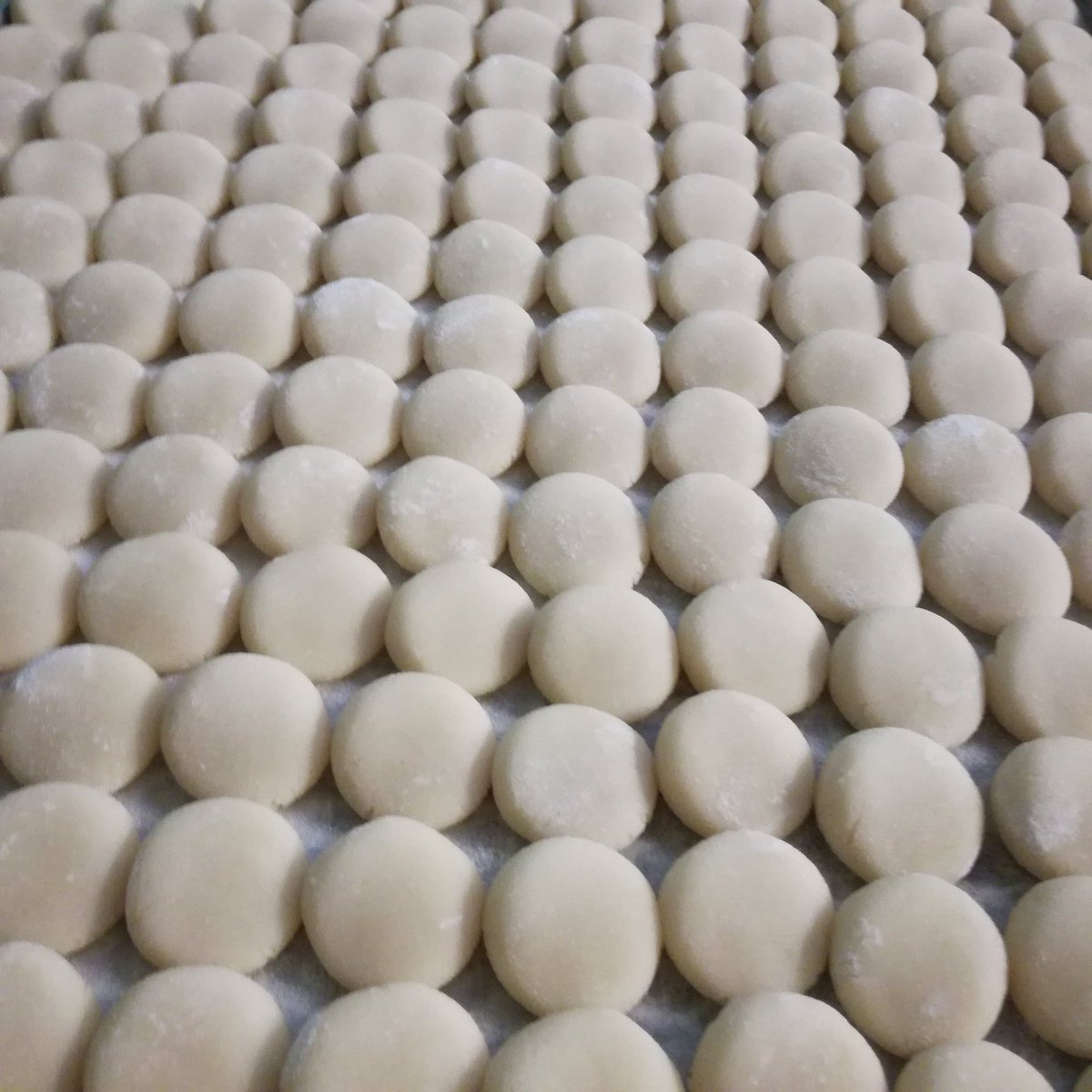 OrtizPasteleria's tweet photo. Recién moldeadas.
A descansar toda la noche en la estufa y mañana las bañaremos.
#castañas 
#mazapán 
#marcona 
#caramelo 
#Huesca https://t.co/D5tOwzgHYO