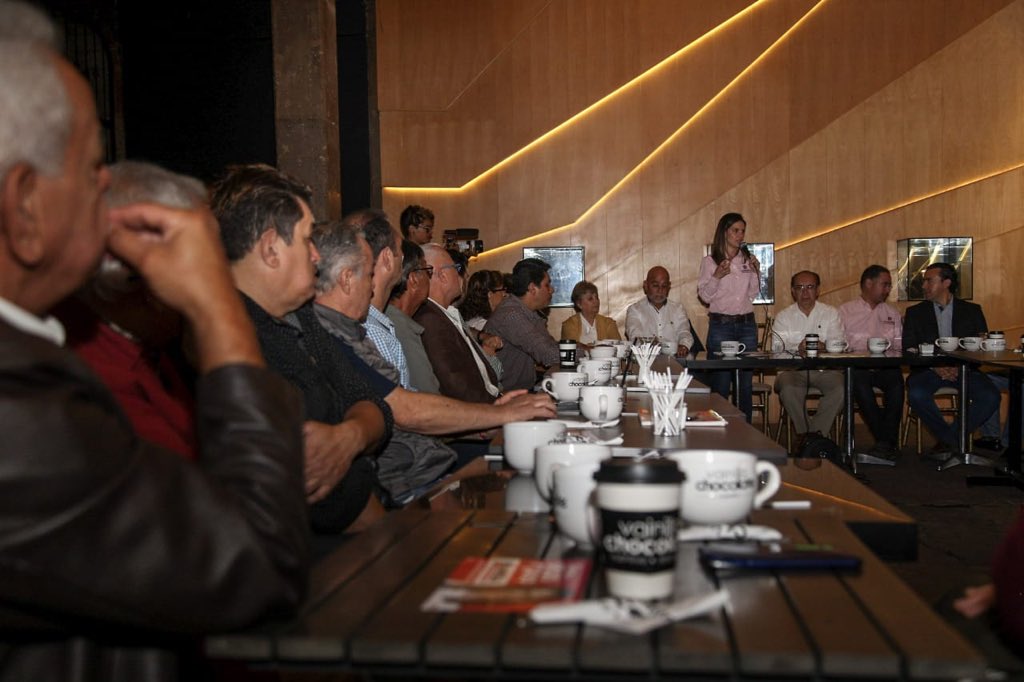 daniDlosantos's tweet photo. Me reuní con integrantes de la Asociación de Comerciantes y Vecinos del Centro Histórico de Morelia (COVECHI), para presentarles nuestro proyecto de gobierno municipal y mis propuestas encaminadas al desarrollo económico de #Morelia. #DemosElGranPaso https://t.co/dmVGIqM2b7
