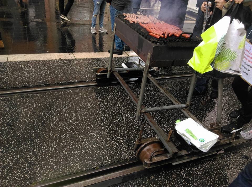 Donc les cheminots ont fabriqué un barbecue roulant adaptable au rails du tramway pendant leur manif. Ils sont très forts.