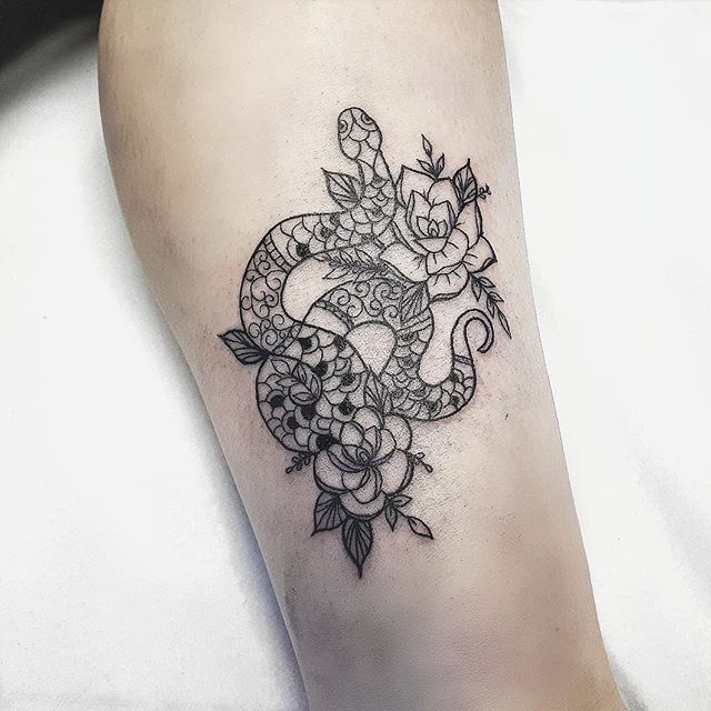 jherellejay's tweet photo. Snake done off my flash sheet 🐍 . #snake #tattoo #linework #flash #flowers #womenwithtattoos #girlswithtattoos #blacwork #black #ink #smalltattoos #lineart #ankle #flashsheet #snaketattoo #lineworktattoos #finelinetattoo #floralta… https://t.co/y84yDwQDRV https://t.co/fv8g6Glfgw