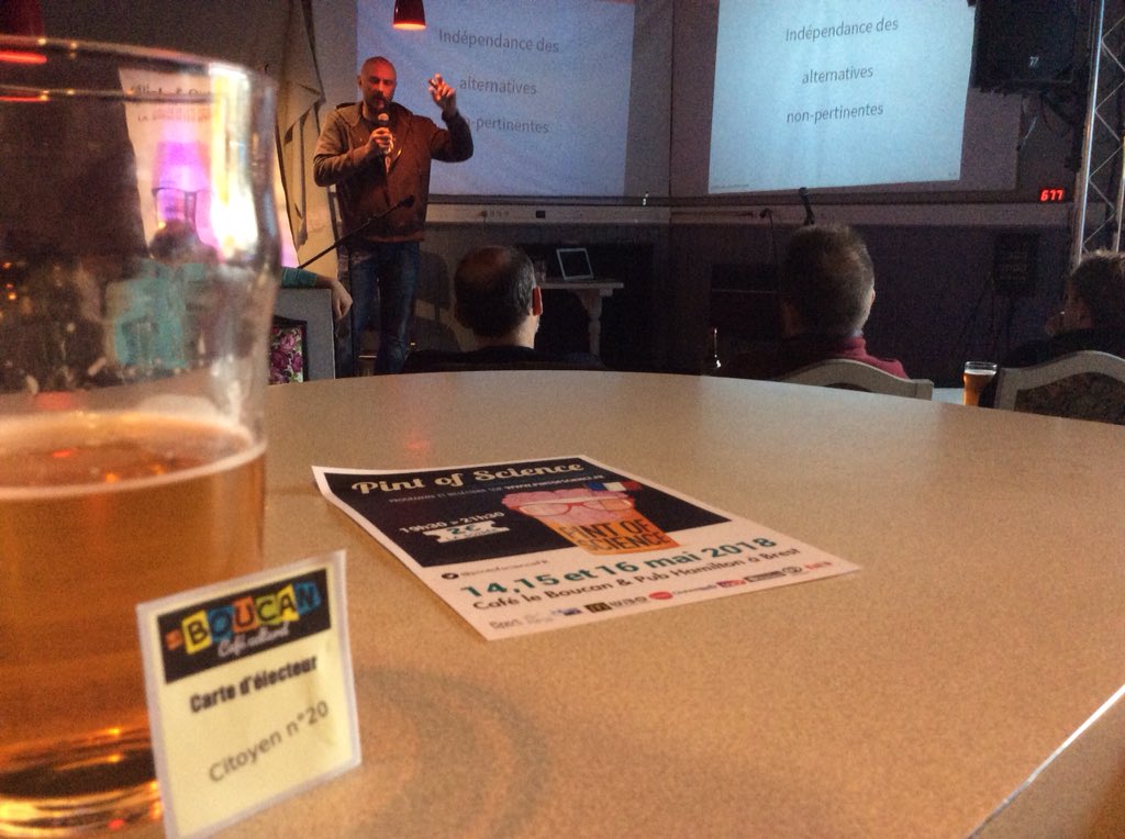 Charlotte_UX's tweet photo. C’est l’histoire d’un économiste, d’un physicien et d’un mathématicien dans un train... #systemesdevote #latim #enib #brest #pint18 https://t.co/PL1c1I3GJd
