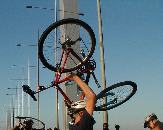 È successo il 1° maggio con i #rider: lo #sciopero ha coinvolto i consumatori, no click day. Esasperazione del conflitto o nuova alleanza lavoro-mercato? Boicottaggio o "lotta 4.0"? Punti di vista pro e contro: wp.me/pz8SF-5KH .