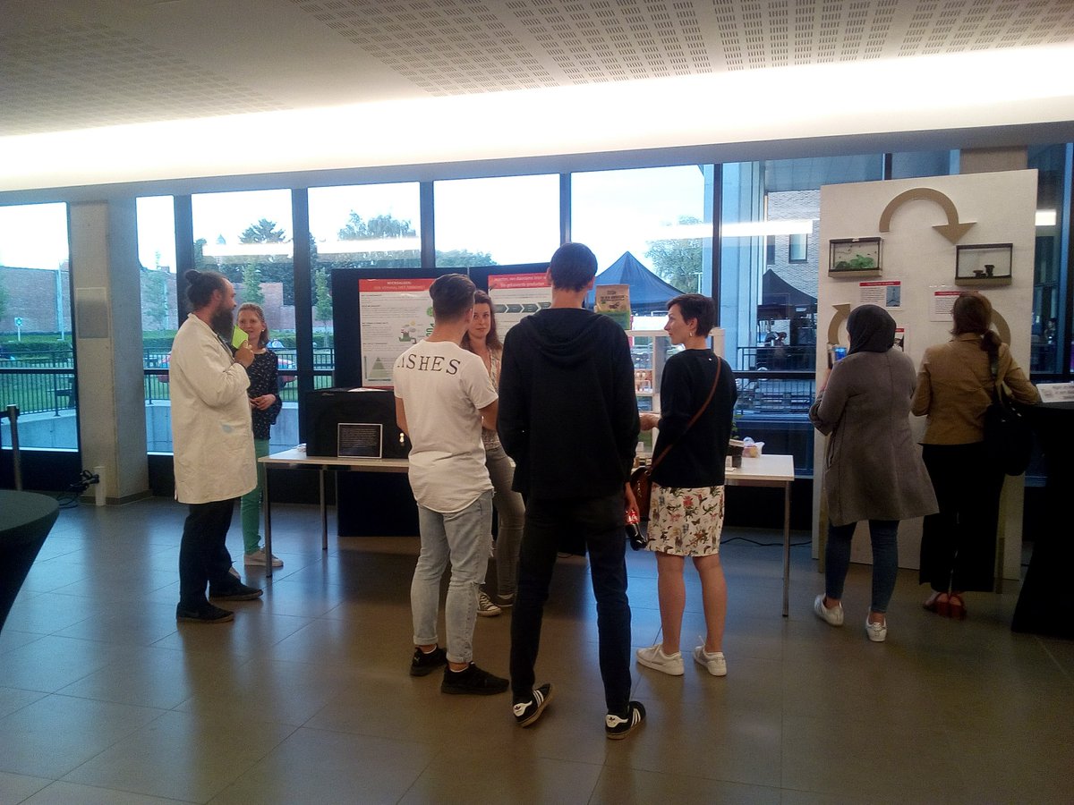 MoreRadius's tweet photo. Insect tasting, fluorescent algea and applications in cosmetics. New stuff, interesting people, innovation, transformation &amp; inspiration > come and meet us @trans4more @ThomasMoreBE campus Turnhout #moreradius #insecttasting #wearemore https://t.co/yhkkyynEjS