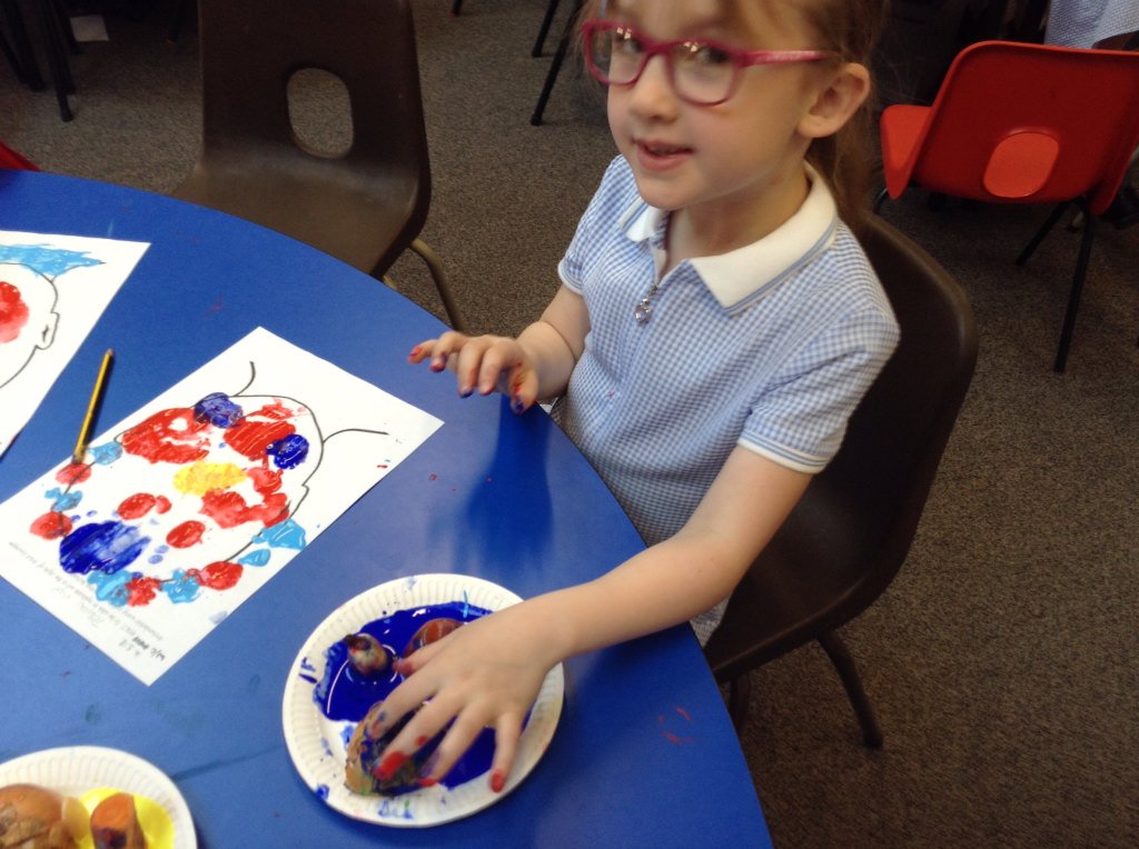 scargill_school's tweet photo. Deer have been creating faces by printing with fruit. #cteative🍎🍎🍏 https://t.co/tZQRuzUjlj