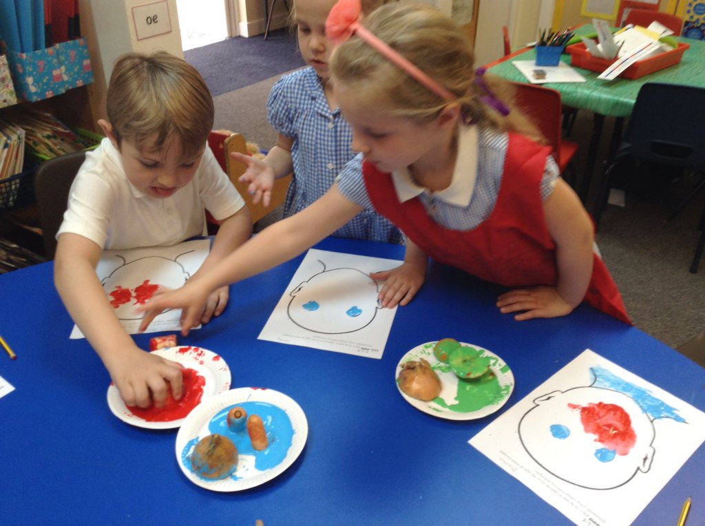 scargill_school's tweet photo. Deer have been creating faces by printing with fruit. #cteative🍎🍎🍏 https://t.co/tZQRuzUjlj