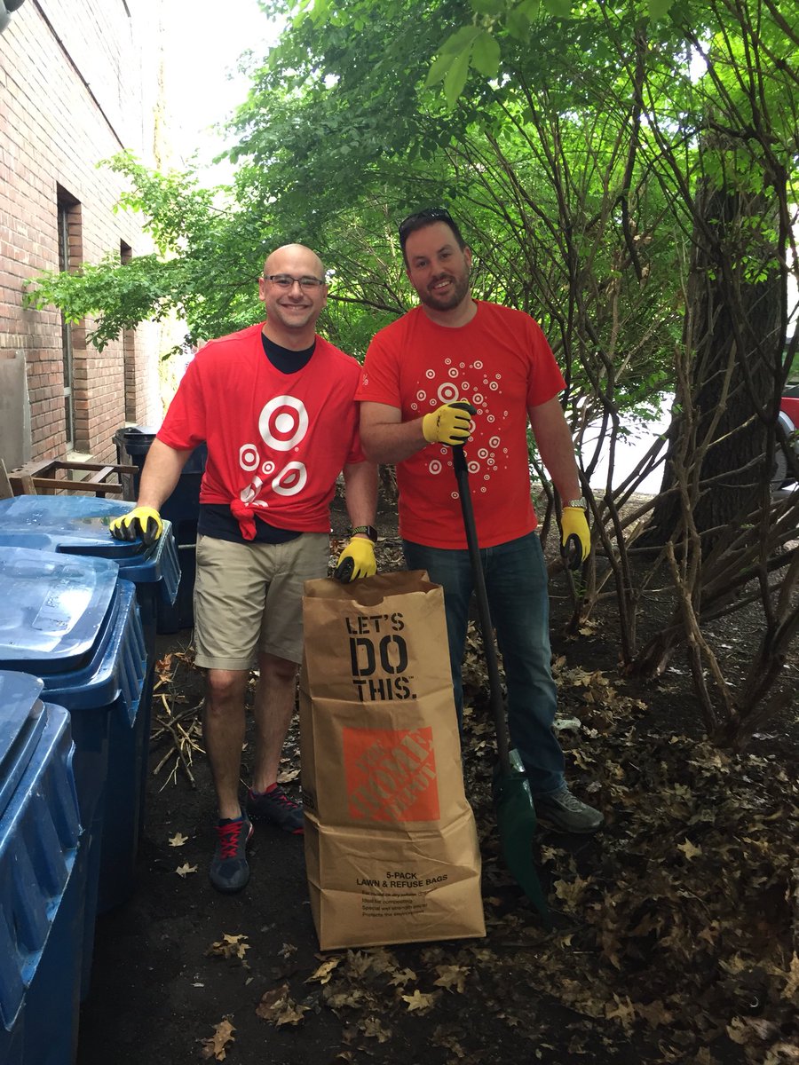 erika_kiroy's tweet photo. D438 spent our day giving back to an amazing facility in Troy, NY that supports those in need. #R400Community #teamwork #Targetcommunity #Targetgivesback @SelenaAlbino https://t.co/feqKd5S1hN