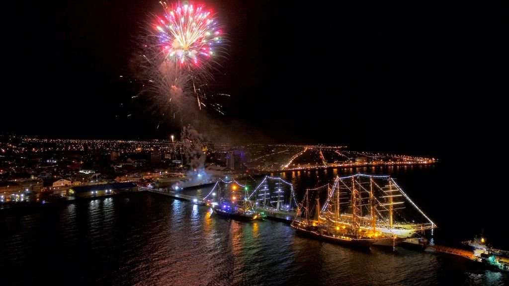 Armada_Chile's tweet photo. Tras 5 días de haber recalado en #PuntaArenas, los 7 grandes veleros que participan de #VelasLatinoamerica2018 zarparon esta mañana despidiéndose con un desfile por el Estrecho de Magallanes para seguir con la travesía que ahora los llevará a Talcahuano.  https://t.co/kac0qGwwOV https://t.co/jZ6tKdYY1R