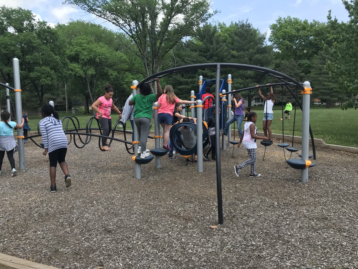 MrsHearn512's tweet photo. A beautiful afternoon to play at the park to celebrate a year of hard work in 5th grade. @MrsCarpenter512 #12daysofschool https://t.co/me2tJQo55N