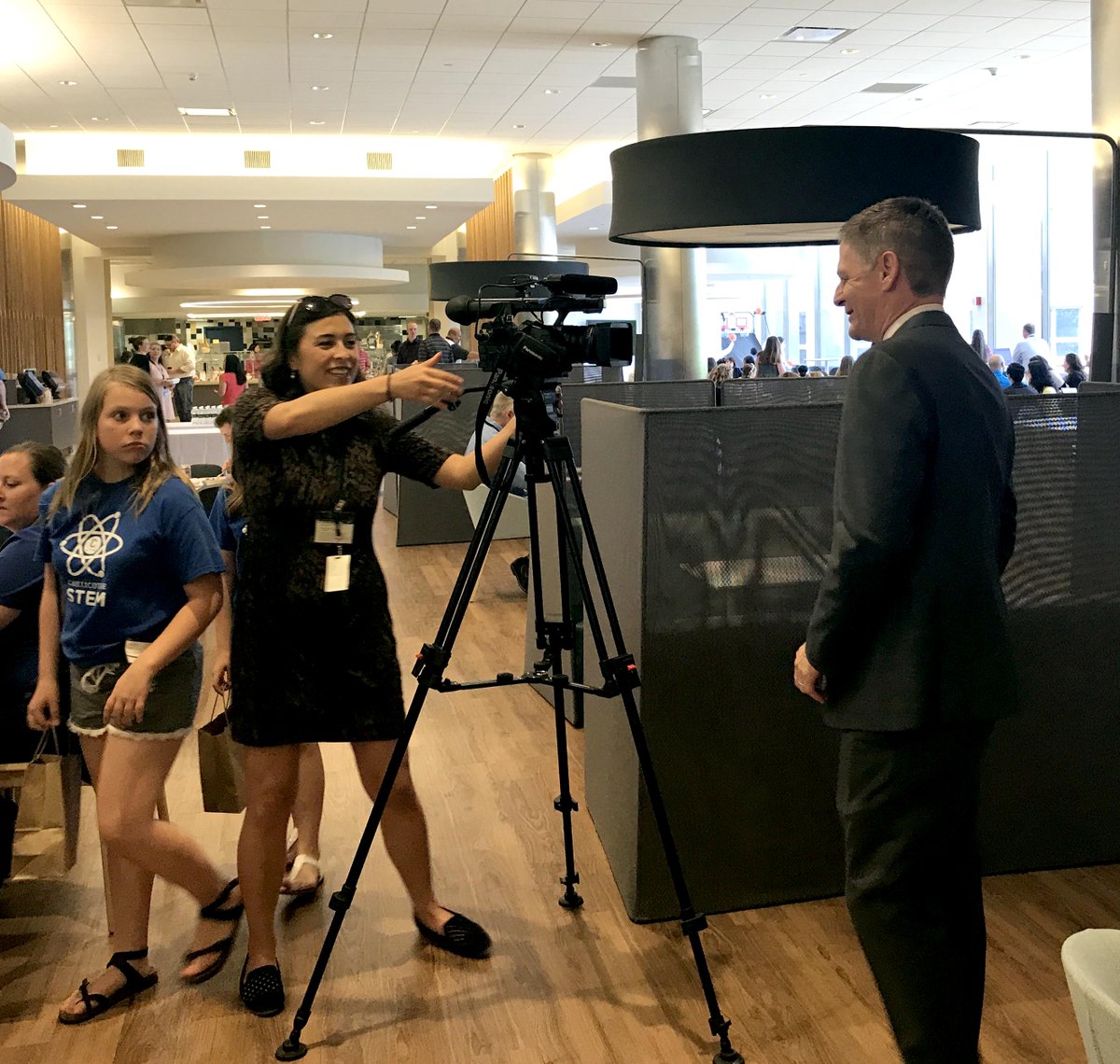 Battelle's tweet photo. It was great having you @courtyuen today. Thanks! Can't wait to see your story @nbc4i on our Student Solution Showcase #heartmatterschallenge 
With Lily England of Chilicothe, our CEO Lou Von Thaer, Sarah White of Columbus and Dr. BJ Hill of @OhioHealth https://t.co/3iVgohZSPb