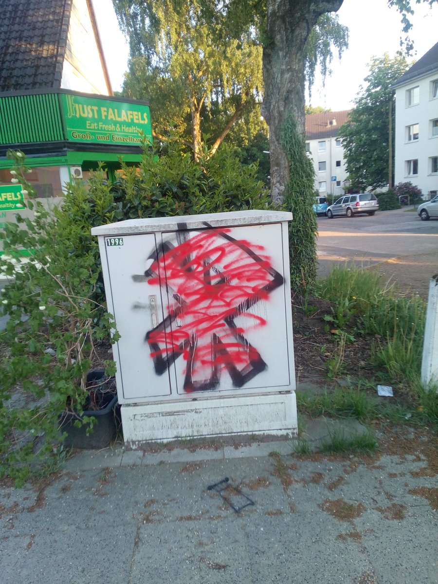 Bei einem Stadtteilrundgang durch #Berne und #Bramfeld wurden diese Woche ca. 30 Nazisprühereien beseitigt. Dabei war auch mehrfach das Logo der faschistischen Reconquista Germanica. Antifa bleibt Handarbeit! #nonazishh #UnsereViertel #Stadtteilantifa