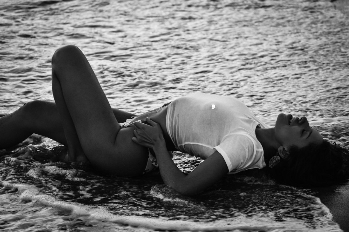 imyeka_'s tweet photo. My love for you is so deep that the ocean would be jealous🌅
•
•
•
•
•
#oceanlove #🌊 #blackandwhite #wettoes #oceankiss #smilemore  #forever21 #forever21swimwear #sandyhair #breezy #💨 #🌅 #🐳 #mermaidhair #theseaiscalling #tuesdaythoughts #tuesdaymadness #santamonicalife https://t.co/kafK8Ilvat