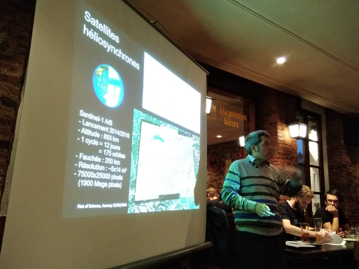 AlixFaraday's tweet photo. Emmanuel Trouvé, professeur au #LISTIC #Annecy nous présente les différents types de satellites d'observation de la terre. @pintofscienceFR #Pint18 https://t.co/lol5bcUlk6