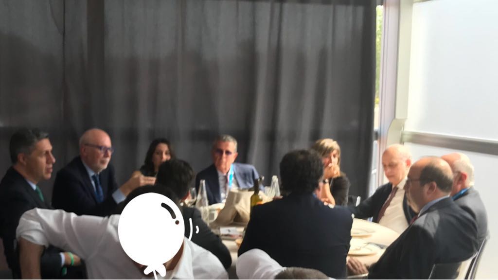 casabarretstdr's tweet photo. Prometem que aixo no es al nostre local...tot i que ho sembli amb tant de fill de...

Conspiradors:

Albiol, Carol, Arrimadas, Marin (alcaldessa Hospi), Iceta, Fdez Diaz i el Conde de Godó. https://t.co/5Ff84LNWbg