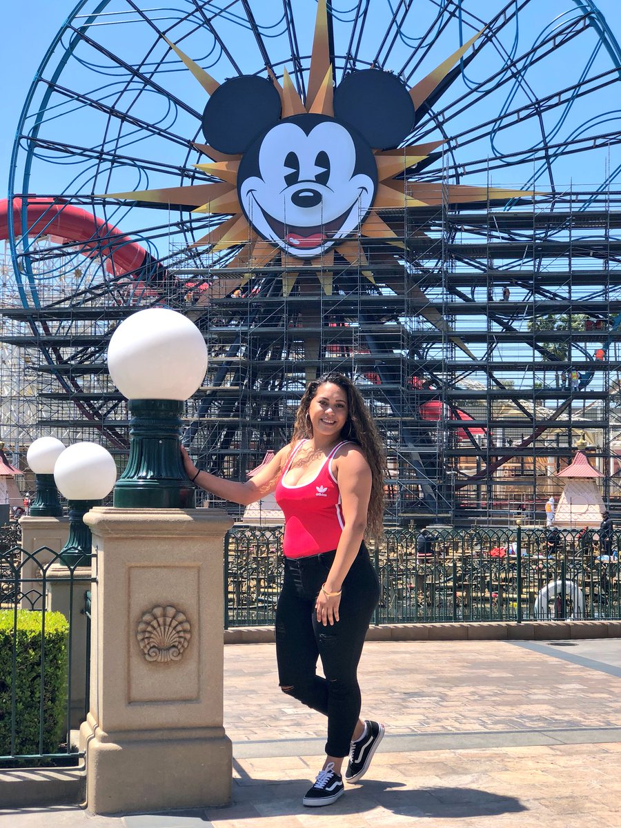 _tiiaare's tweet photo. Couldn’t have asked for a better family vacation. Happiest place on earth with my lifetime best friends💗💯 https://t.co/r2VZgirqT4