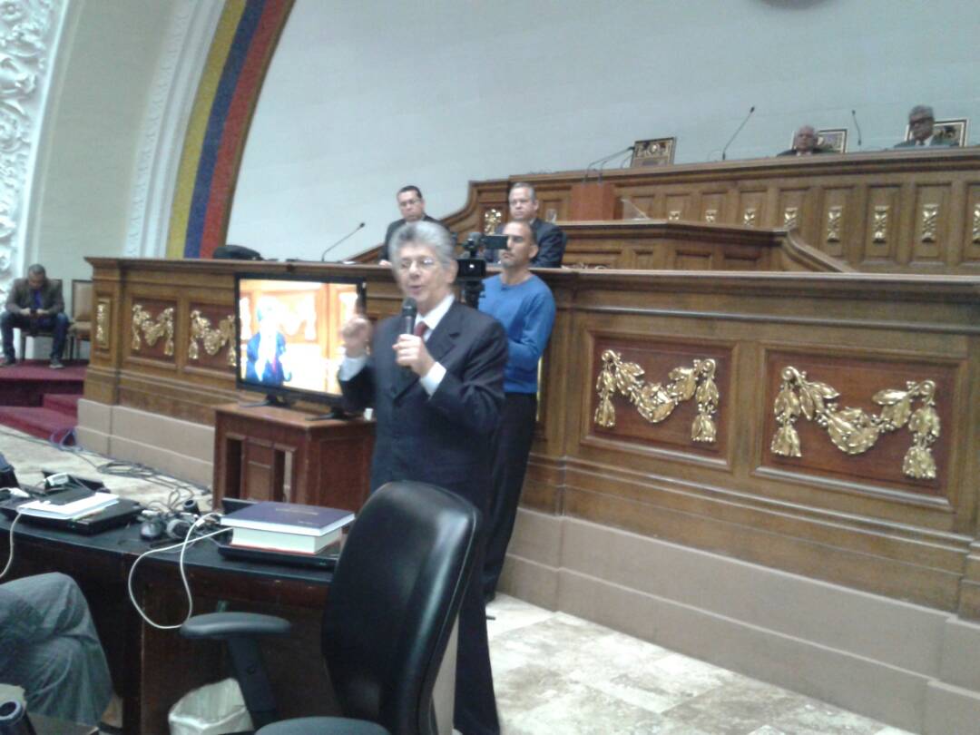 "La Constitución del 99 establece la obligatoriedad del sufragio. Se trata de un derecho subjetivo que nos deja decidir si participamos o no", explicó <a href="/hramosallup/">Henry Ramos Allup</a>.