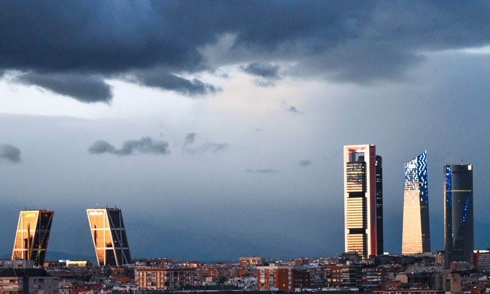 VisitMadrid_es's tweet photo. Estas fotos de Madrid en días nublados y con tormenta nos las envía Javier López, muchas gracias :-) https://t.co/3hZyM9G7wa