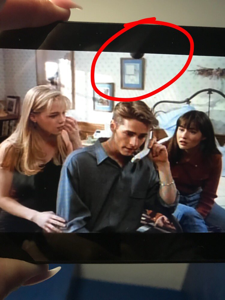 doublejerklove's tweet photo. Been Binge-watching #BeverlyHills90210 this past week and caught a classic 90’s mistake!🎤 I’ve totally been obsessing over this show, and wishing I could go back to that time!😭 #bringbackthe90’s @DohertyShannen @jenniegarth @Tori_Spelling https://t.co/wrXxRRxvex