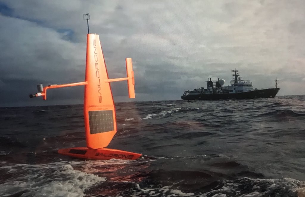 Fdouvere's tweet image. Fascinating science journey to White Shark café. Unique moment of data collection at 1000m depth. Why white sharks converge at this remote spot in the midst of the high seas remains mystery #WhiteSharkVoyage