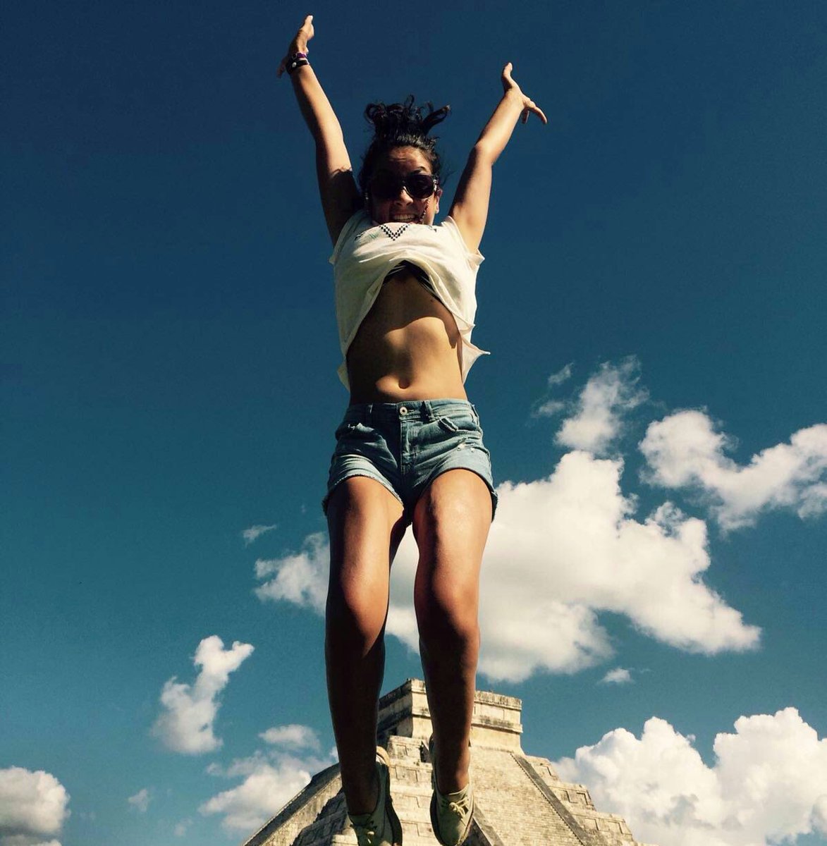sandramnd's tweet photo. Y con este gran salto recibo yo el sol!! #veranohawaiian #hawaiiantropic https://t.co/MaBc5yePRp