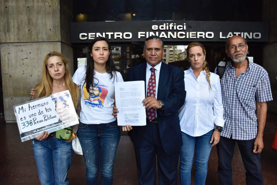 #15May | A los presos políticos se les niega sus derechos fundamentales, derecho a la salud y al debido proceso. Familiares entregan documento donde exigen que cesen las violaciones de derechos humanos a las que son sometidos.