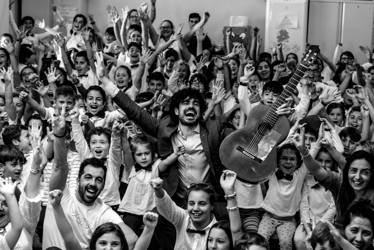 PVillegasGuitar's tweet photo. Hoy inicié en #Sevilla mi gira de #ConciertosDidácticos por #Andalucía. Los niños de los coles #MiguelHernández y #Argantonio me recibieron con gran cariño. Gracias al equipo de los centros, AMPAS y a @EducaAnd por creer en el #arte. Fotos: Daniel y Latente Kiko Higueras-Milena https://t.co/0ZkrzVwfGQ
