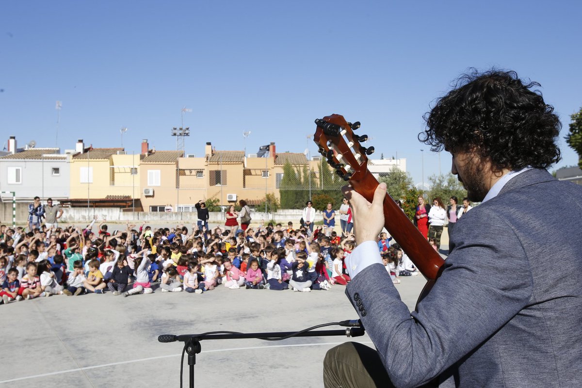 PVillegasGuitar's tweet photo. Hoy inicié en #Sevilla mi gira de #ConciertosDidácticos por #Andalucía. Los niños de los coles #MiguelHernández y #Argantonio me recibieron con gran cariño. Gracias al equipo de los centros, AMPAS y a @EducaAnd por creer en el #arte. Fotos: Daniel y Latente Kiko Higueras-Milena https://t.co/0ZkrzVwfGQ
