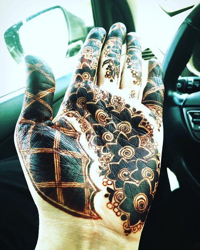 katbrouse's tweet photo. Natural henna, folks. Design heavily inspired by @mehndi_by_theresa #henna #naturalpaste #hennainspiration #hennatattoo #hennadesign #hennatattoo #mehndiart #mehndilove #mehndi #mehnditattoo #mehndidesign #sodark #solovely #baltimorehenna #marylandhenna #dmvhenna #charmcity… https://t.co/15WrzpTu98