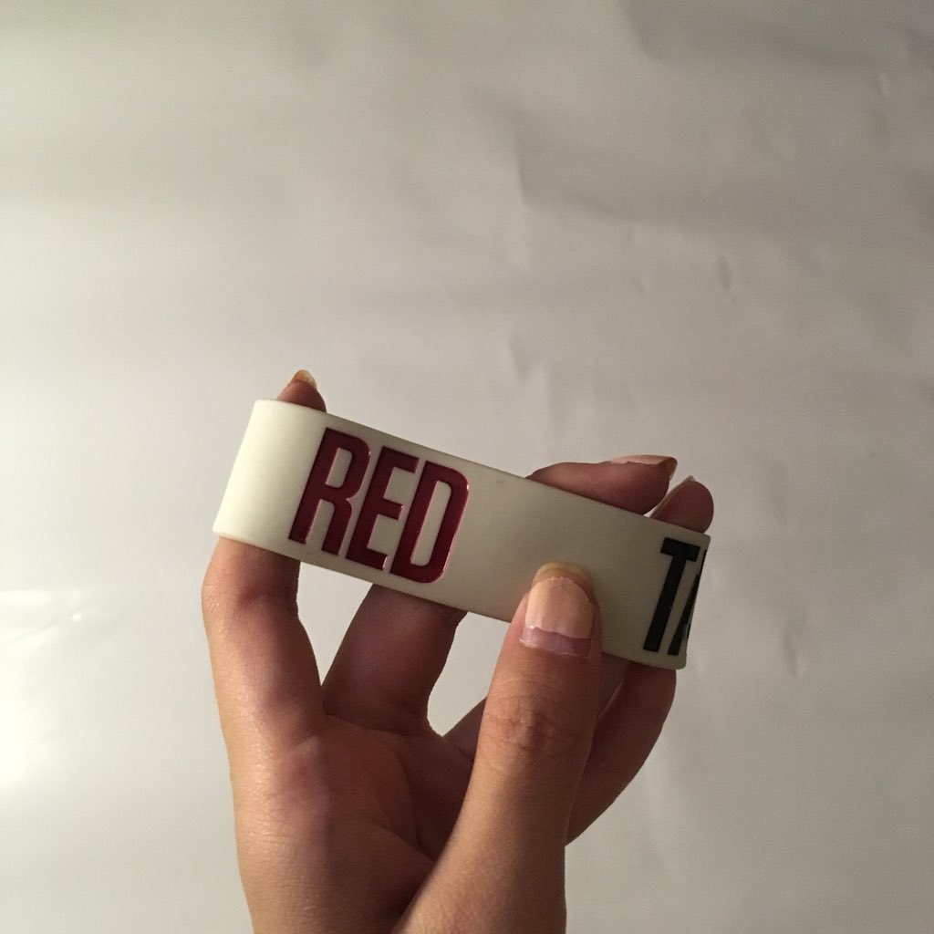 glzswiftie's tweet photo. guysss!!! i’m selling this book, “Taylor Swift” by Andrew Vaughan!! I will also give my never been used official baller merch to the buyer!!
Price: P350 only!! 
#WeNeedRepTourMNL #taylorswift #taylorswiftbook #boooksforsaleph https://t.co/fydFNgaHpN