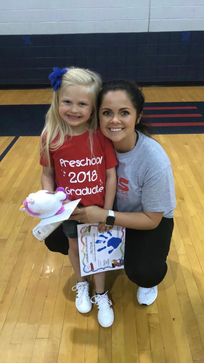 HoytCorinna's tweet photo. Yesterday, I saw the cutest little Pre-K grad ever! A little girl who doesn’t let a disease define her, take away her smile, or ruin her day. God has big plans for you baby girl. 😘#auntlife #type1typenone #curetype1 https://t.co/6Qt0tCiAD7