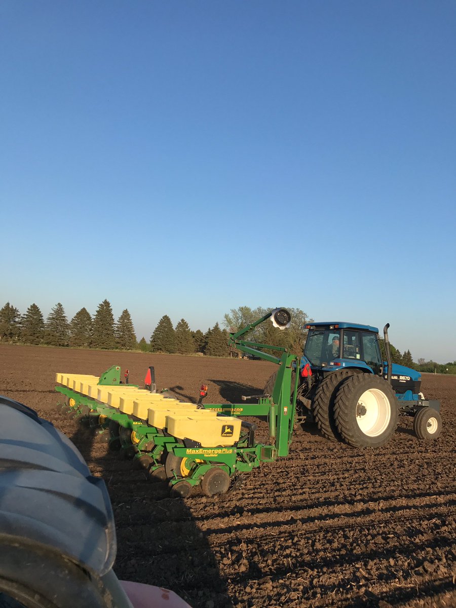 RudenickTaylor's tweet photo. Planting our last @ChannelSeed corn plot. https://t.co/F3gIi2hicn