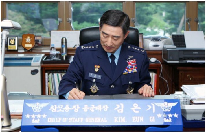 DONGinKIM7's tweet photo. 황기철 제30대 해군참모총장. 세월호발생시 통영함투입명령. 세월호리본부착. 통영함비리로 검찰수사. 

김은기 제30대 공군참모총장. 제2롯데월드 강력히 반대로 경질됨.  

채동욱 제39대 검찰총장. 국정원댓글수사를 적극적으로 밀어붙이다 찍혀내림. 국민여러분
위 3분의 명예를 회복해드립시다. https://t.co/vY2yituUMb