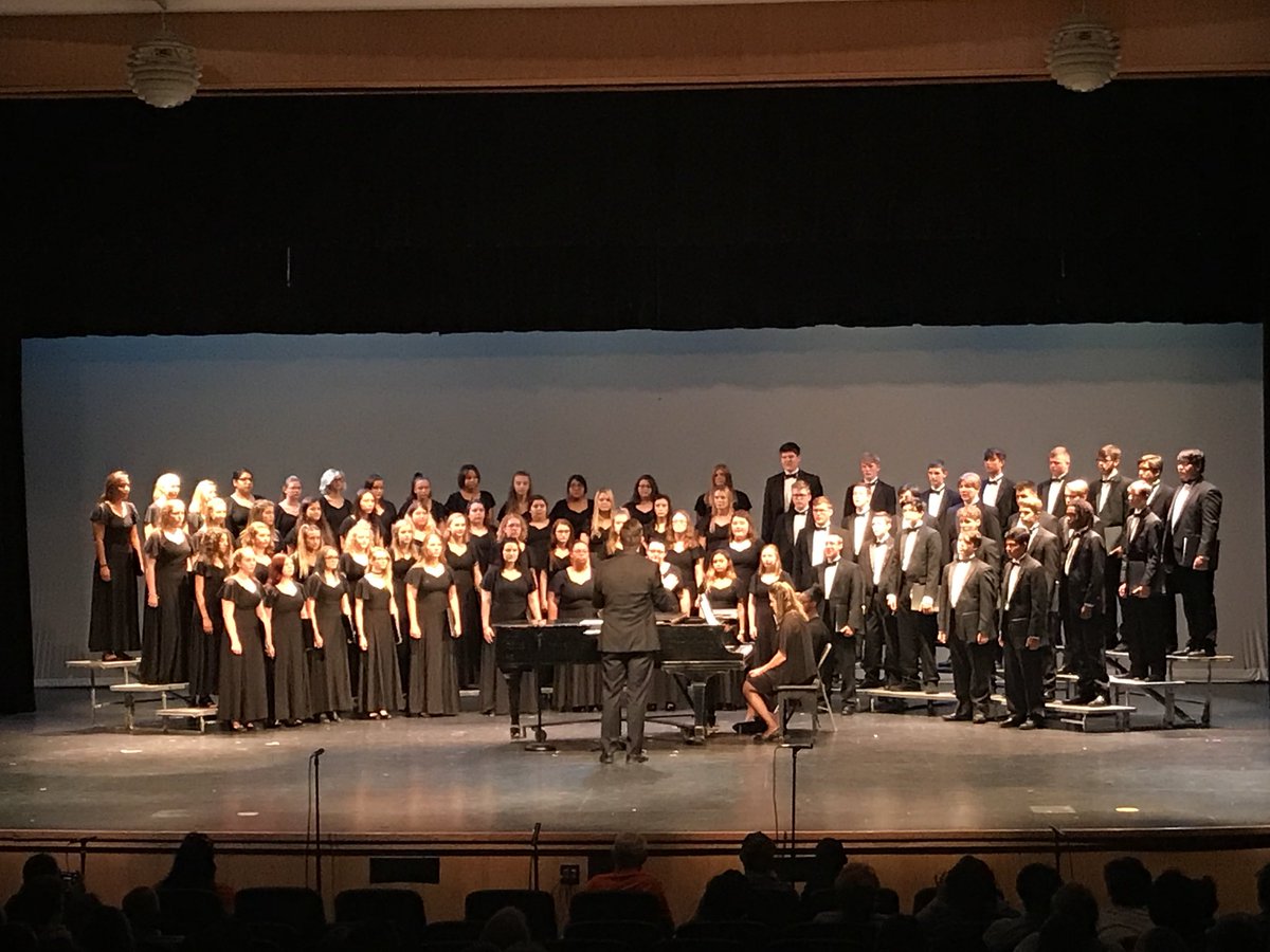 ShawneeBands's tweet photo. SHS Mixed Choir sounds amazing! Very nice to hear a big, full tone from all these voices! @Shawnee_Choirs https://t.co/lKMnQTTe8K
