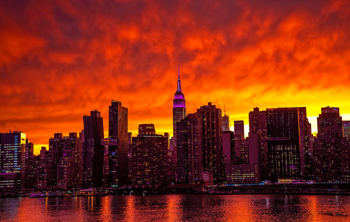 isardasorensen's tweet photo. Stunning sunset after stormy skies tonight in NYC. #storm #NYC https://t.co/Zhp9wuFTYL