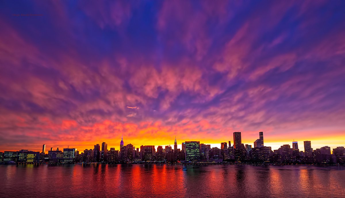 isardasorensen's tweet photo. Stunning sunset after stormy skies tonight in NYC. #storm #NYC https://t.co/Zhp9wuFTYL