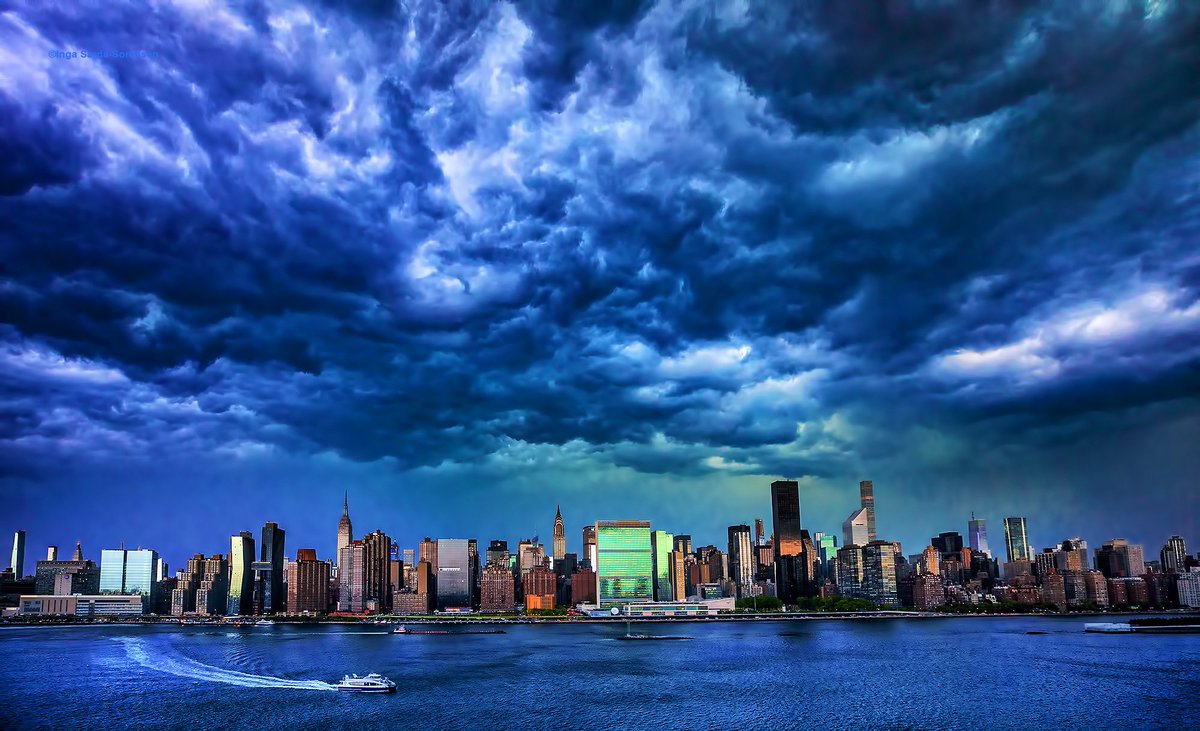 isardasorensen's tweet photo. Stunning sunset after stormy skies tonight in NYC. #storm #NYC https://t.co/Zhp9wuFTYL