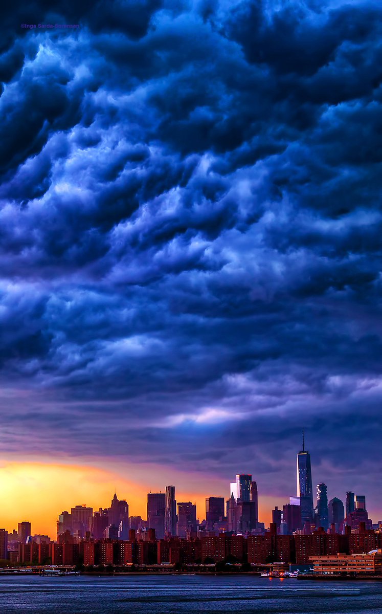 isardasorensen's tweet photo. Stunning sunset after stormy skies tonight in NYC. #storm #NYC https://t.co/Zhp9wuFTYL