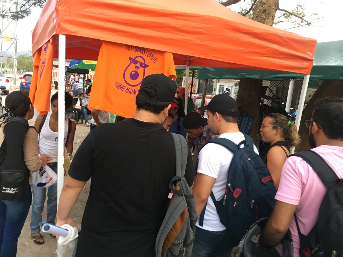 JovenesFuerzaC's tweet photo. Hoy estuvimos en las afueras de la Universidad del Magdalena, apoyando esta convergencia con la ESTAMPATON! 
Jóvenes ratifican su apoyo al candidato Presidencial @petrogustavo y 
Convenció estamos que @carlosecaicedo nos ha direccionado a una política diferente que construye país https://t.co/aYjxycTfXI