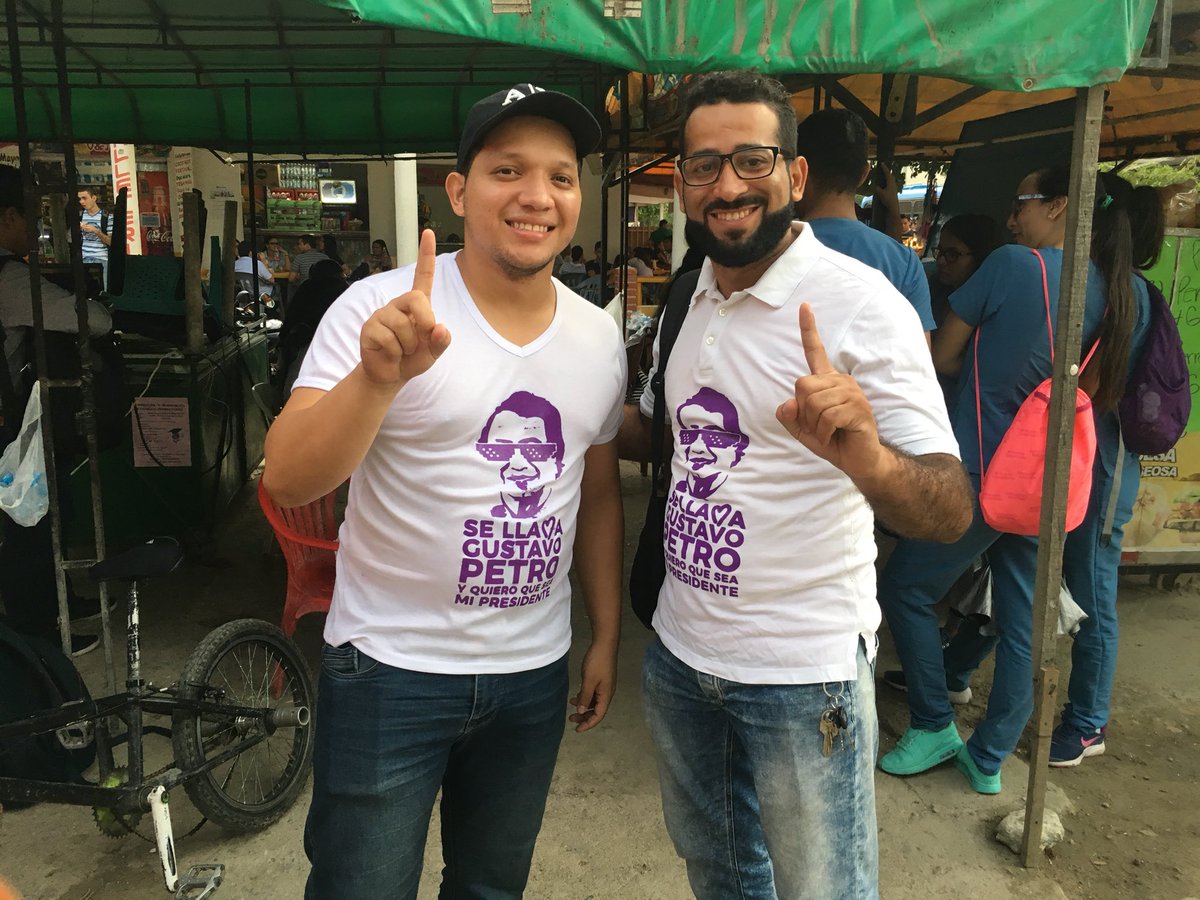 JovenesFuerzaC's tweet photo. Hoy estuvimos en las afueras de la Universidad del Magdalena, apoyando esta convergencia con la ESTAMPATON! 
Jóvenes ratifican su apoyo al candidato Presidencial @petrogustavo y 
Convenció estamos que @carlosecaicedo nos ha direccionado a una política diferente que construye país https://t.co/aYjxycTfXI